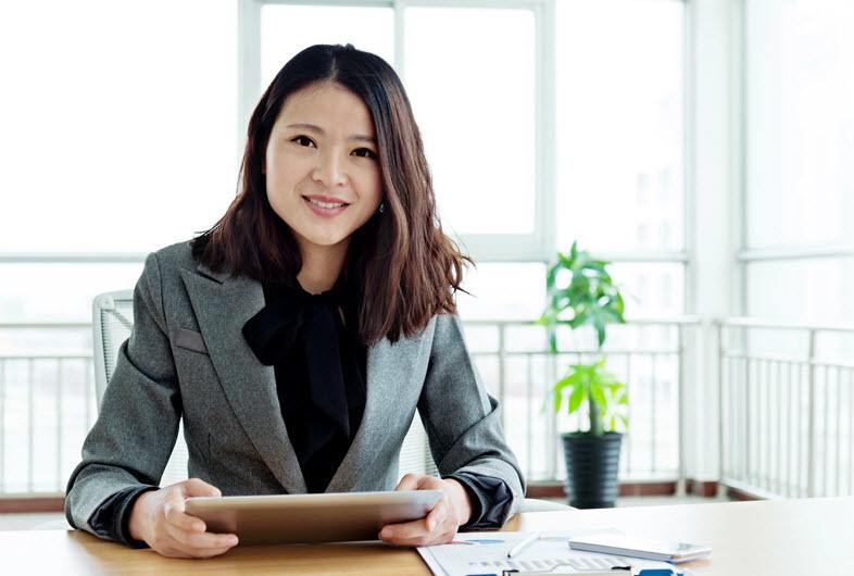 woman-at-desk-with-tablet ActionCue CI Solution for Executives
